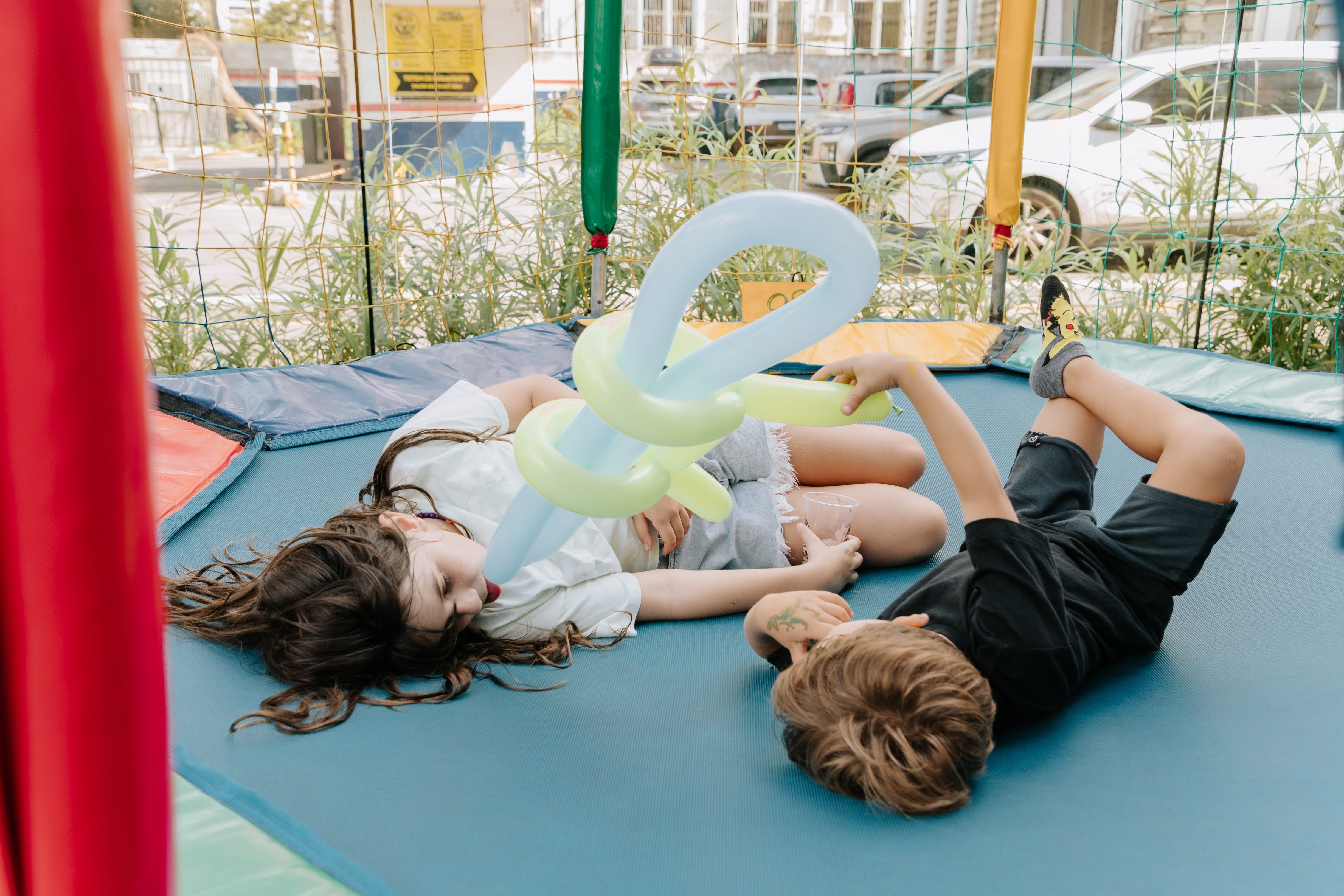Ambiente do JOAJU preparado para festa infantil com mesas e circulação
